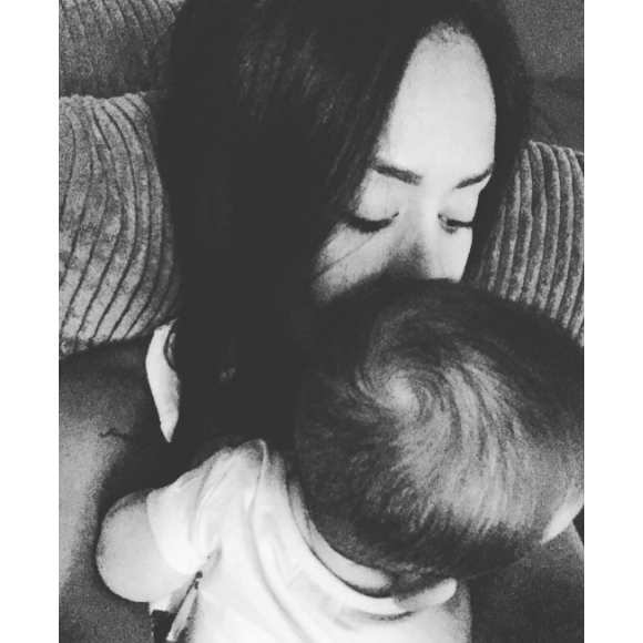 Amel Bent pose avec sa fille Sofia à l'occasion de son premier anniversaire. Février 2017.