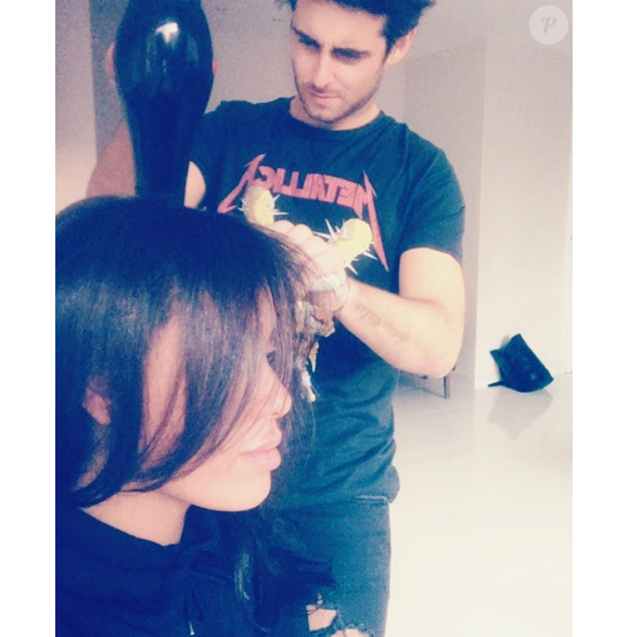 Amel Bent en train de se faire coiffer. Photo publiée sur Instagram en décembre 2016.