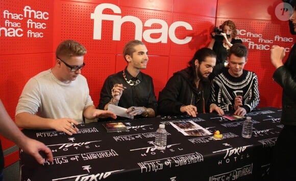 Exclusif - Gustav Schäfer, Tom et Bill Kaulitz, Georg Listing - Le groupe Tokio Hotel en dédicace à la Fnac Saint-Lazare à Paris. Les fans attendent depuis la veille et certains sont restés la nuit dehors pour rester dans la file d'attente, plus de 600 fans ...Le 9 octobre 2014
