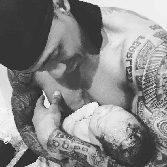 Nick Cannon pose avec son fils Golden Sagon sur Instagram le 22 février 2017
