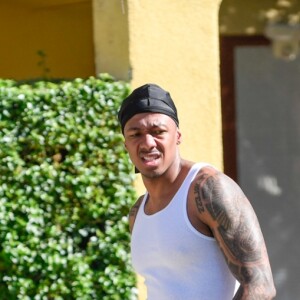 Exclusif - Nick Cannon quitte sa maison de Los Angeles le 17 novembre 2016.