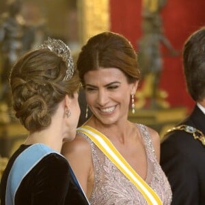 La reine Letizia d'Espagne et la première dame d'Argentine Juliana Awada lors du dîner de gala en l'honneur du président argentin et sa femme au Palais royal de Madrid, Espagne, le 22 février 2017. Pour la première fois depuis l'accession au trône de son époux, la reine Letizia d'Espagne a porté le diadème dit " Fleur de Lys "