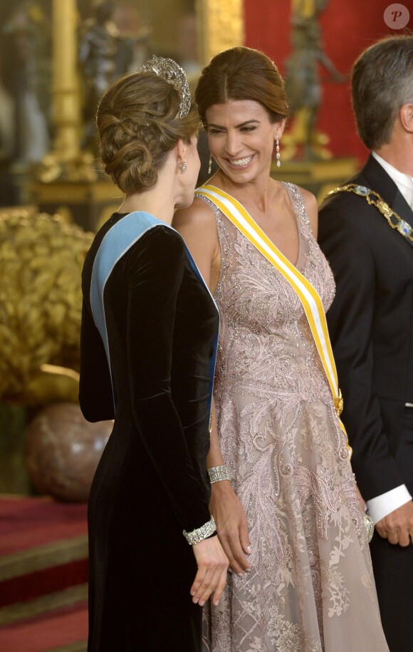 La reine Letizia d'Espagne et la première dame d'Argentine Juliana Awada lors du dîner de gala en l'honneur du président argentin et sa femme au Palais royal de Madrid, Espagne, le 22 février 2017. Pour la première fois depuis l'accession au trône de son époux, la reine Letizia d'Espagne a porté le diadème dit " Fleur de Lys "
