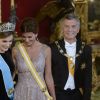 La reine Letizia d'Espagne et la première dame d'Argentine Juliana Awada, devant son mari Mauricio Macri, lors du dîner de gala en l'honneur du président argentin et sa femme au Palais royal de Madrid, Espagne, le 22 février 2017.