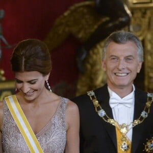 La reine Letizia d'Espagne et la première dame d'Argentine Juliana Awada, devant son mari Mauricio Macri, lors du dîner de gala en l'honneur du président argentin et sa femme au Palais royal de Madrid, Espagne, le 22 février 2017.