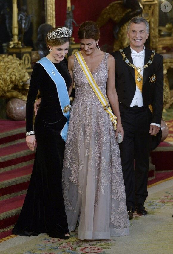 La reine Letizia d'Espagne et la première dame d'Argentine Juliana Awada, devant son mari Mauricio Macri, lors du dîner de gala en l'honneur du président argentin et sa femme au Palais royal de Madrid, Espagne, le 22 février 2017.
