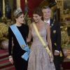 Letizia d'Espagne, coiffée pour la première fois du diadème Fleur de Lys, et Juliana Awada, épouse du président argentin Mauricio Macri, lors du dîner officiel organisé en l'honneur de la visite d'Etat du couple présidentiel argentin, le 22 février 2017 au palais royal à Madrid.