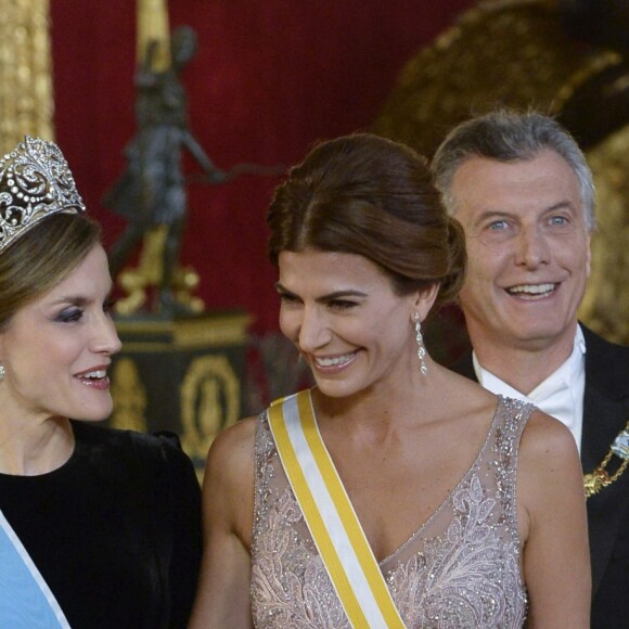 Letizia d'Espagne, coiffée pour la première fois du diadème Fleur de Lys, et Juliana Awada, épouse du président argentin Mauricio Macri, lors du dîner officiel organisé en l'honneur de la visite d'Etat du couple présidentiel argentin, le 22 février 2017 au palais royal à Madrid.