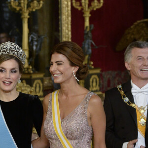 Letizia d'Espagne, coiffée pour la première fois du diadème Fleur de Lys, et Juliana Awada, épouse du président argentin Mauricio Macri, lors du dîner officiel organisé en l'honneur de la visite d'Etat du couple présidentiel argentin, le 22 février 2017 au palais royal à Madrid.