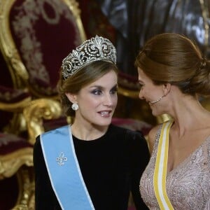 Letizia d'Espagne, portant pour la première fois le diadème Fleur de Lys, et Juliana Awada, épouse du président argentin Mauricio Macri, lors du dîner officiel organisé en l'honneur de la visite d'Etat du couple présidentiel argentin, le 22 février 2017 au palais royal à Madrid.