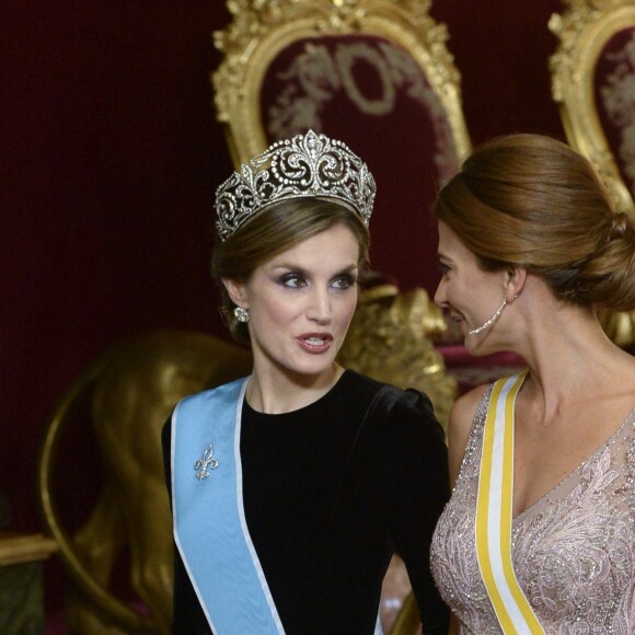 Letizia d'Espagne, portant pour la première fois le diadème Fleur de Lys, et Juliana Awada, épouse du président argentin Mauricio Macri, lors du dîner officiel organisé en l'honneur de la visite d'Etat du couple présidentiel argentin, le 22 février 2017 au palais royal à Madrid.