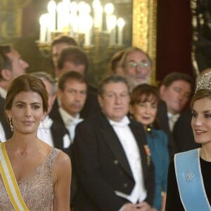 Letizia d'Espagne, portant pour la première fois le diadème Fleur de Lys, et Juliana Awada, épouse du président argentin Mauricio Macri, lors du dîner officiel organisé en l'honneur de la visite d'Etat du couple présidentiel argentin, le 22 février 2017 au palais royal à Madrid.