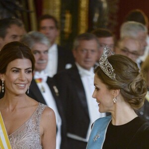 Letizia d'Espagne, portant pour la première fois le diadème Fleur de Lys, et Juliana Awada, épouse du président argentin Mauricio Macri, lors du dîner officiel organisé en l'honneur de la visite d'Etat du couple présidentiel argentin, le 22 février 2017 au palais royal à Madrid.