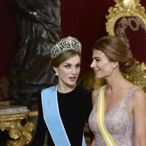 Letizia d'Espagne, portant pour la première fois le diadème Fleur de Lys, et Juliana Awada, épouse du président argentin Mauricio Macri, lors du dîner officiel organisé en l'honneur de la visite d'Etat du couple présidentiel argentin, le 22 février 2017 au palais royal à Madrid.