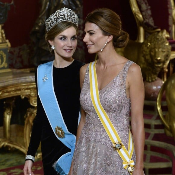 Letizia d'Espagne, portant pour la première fois le diadème Fleur de Lys, et Juliana Awada, épouse du président argentin Mauricio Macri, lors du dîner officiel organisé en l'honneur de la visite d'Etat du couple présidentiel argentin, le 22 février 2017 au palais royal à Madrid.