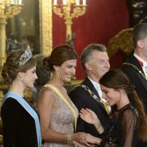 Martina Stoessel, fameuse interprète argentine de Violetta, faisait partie des invités de marque du dîner de gala organisé par le roi Felipe VI et la reine Letizia d'Espagne en l'honneur du président argentin Mauricio Macri et sa femme Juliana Awada au palais royal à Madrid, le 22 février 2017.