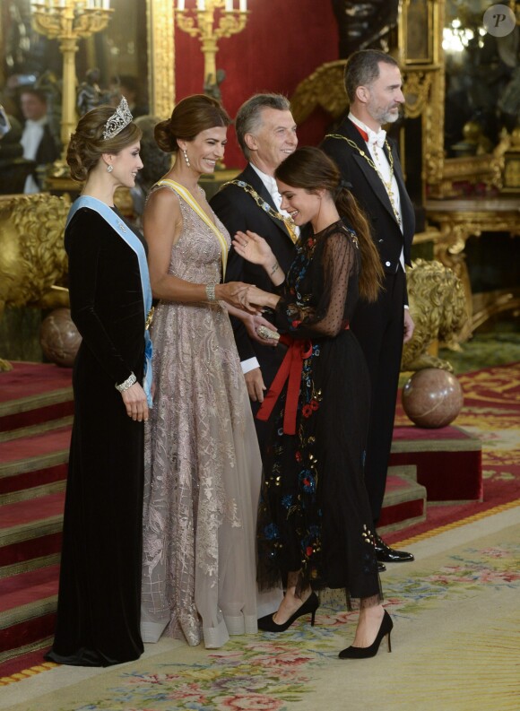 Martina Stoessel, fameuse interprète argentine de Violetta, faisait partie des invités de marque du dîner de gala organisé par le roi Felipe VI et la reine Letizia d'Espagne en l'honneur du président argentin Mauricio Macri et sa femme Juliana Awada au palais royal à Madrid, le 22 février 2017.