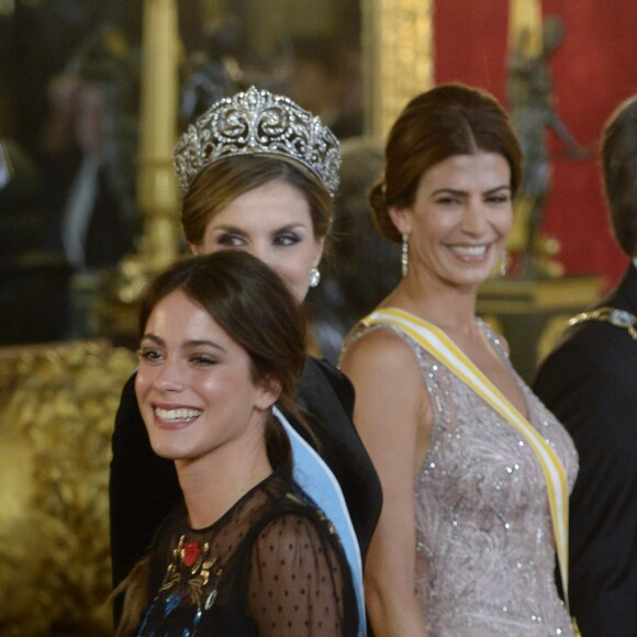 Martina Stoessel, fameuse interprète argentine de Violetta, faisait partie des invités de marque du dîner de gala organisé par le roi Felipe VI et la reine Letizia d'Espagne en l'honneur du président argentin Mauricio Macri et sa femme Juliana Awada au palais royal à Madrid, le 22 février 2017.