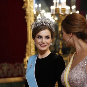 Letizia d'Espagne, portant pour la première fois le diadème Fleur de Lys, et Juliana Awada, épouse du président argentin Mauricio Macri, lors du dîner officiel organisé en l'honneur de la visite d'Etat du couple présidentiel argentin, le 22 février 2017 au palais royal à Madrid.