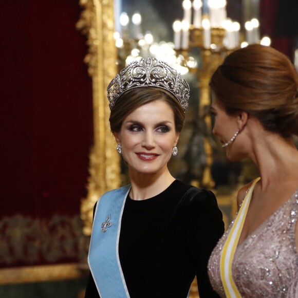 Letizia d'Espagne, portant pour la première fois le diadème Fleur de Lys, et Juliana Awada, épouse du président argentin Mauricio Macri, lors du dîner officiel organisé en l'honneur de la visite d'Etat du couple présidentiel argentin, le 22 février 2017 au palais royal à Madrid.