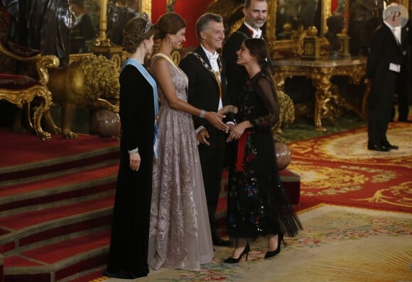 Le roi Felipe VI, la reine Letizia d'Espagne, le président argentin Mauricio Macri et sa femme Juliana Awada lors du dîner de gala en l’honneur du président argentin et sa femme au Palais royal de Madrid, Espagne, le 22 février 2017. Pour la première fois depuis l’accession au trône de son époux, la reine Letizia d’Espagne a porté le diadème dit « Fleur de Lys » uniquement coiffé par les reines. Jusqu’à présent, la reine Letizia avait porté depuis son mariage en 2004 des diadèmes mis à sa disposition par sa belle-mère la reine Sophie et un diadème offert par son époux provenant du joaillier Ansorena.  Gala dinner in honour of Argentinian President Mauricio Macri and his wife Juliana Awada at The Royal Palace in Madrid, Spain on February 22, 2017.22/02/2017 - Madrid