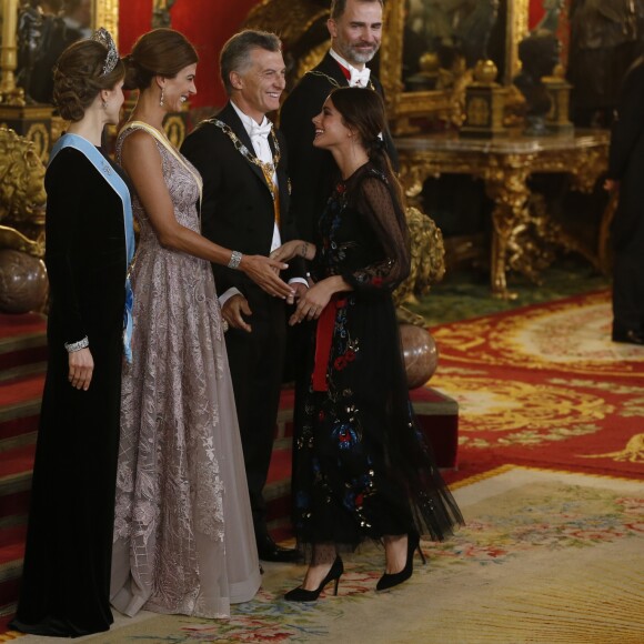 Le roi Felipe VI, la reine Letizia d'Espagne, le président argentin Mauricio Macri et sa femme Juliana Awada lors du dîner de gala en l’honneur du président argentin et sa femme au Palais royal de Madrid, Espagne, le 22 février 2017. Pour la première fois depuis l’accession au trône de son époux, la reine Letizia d’Espagne a porté le diadème dit « Fleur de Lys » uniquement coiffé par les reines. Jusqu’à présent, la reine Letizia avait porté depuis son mariage en 2004 des diadèmes mis à sa disposition par sa belle-mère la reine Sophie et un diadème offert par son époux provenant du joaillier Ansorena.  Gala dinner in honour of Argentinian President Mauricio Macri and his wife Juliana Awada at The Royal Palace in Madrid, Spain on February 22, 2017.22/02/2017 - Madrid