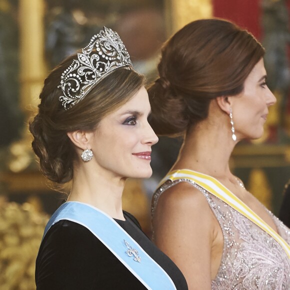 Letizia d'Espagne, portant pour la première fois le diadème Fleur de Lys, et Juliana Awada, épouse du président argentin Mauricio Macri, lors du dîner officiel organisé en l'honneur de la visite d'Etat du couple présidentiel argentin, le 22 février 2017 au palais royal à Madrid. © Jack Abuin/Zuma Press/Bestimage