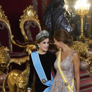 Letizia d'Espagne, portant pour la première fois le diadème Fleur de Lys, et Juliana Awada, épouse du président argentin Mauricio Macri, lors du dîner officiel organisé en l'honneur de la visite d'Etat du couple présidentiel argentin, le 22 février 2017 au palais royal à Madrid. © Jack Abuin/Zuma Press/Bestimage