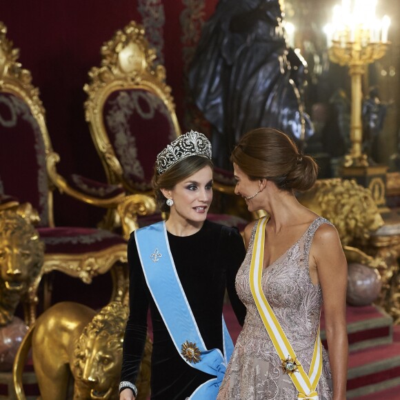 Letizia d'Espagne, portant pour la première fois le diadème Fleur de Lys, et Juliana Awada, épouse du président argentin Mauricio Macri, lors du dîner officiel organisé en l'honneur de la visite d'Etat du couple présidentiel argentin, le 22 février 2017 au palais royal à Madrid. © Jack Abuin/Zuma Press/Bestimage