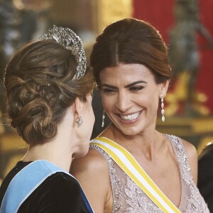Letizia d'Espagne, portant pour la première fois le diadème Fleur de Lys, et Juliana Awada, épouse du président argentin Mauricio Macri, lors du dîner officiel organisé en l'honneur de la visite d'Etat du couple présidentiel argentin, le 22 février 2017 au palais royal à Madrid. © Jack Abuin/Zuma Press/Bestimage