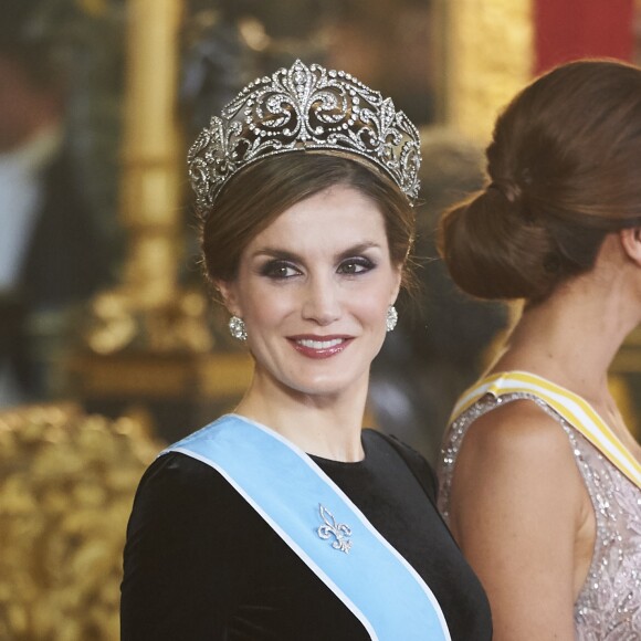 Letizia d'Espagne, portant pour la première fois le diadème Fleur de Lys, et Juliana Awada, épouse du président argentin Mauricio Macri, lors du dîner officiel organisé en l'honneur de la visite d'Etat du couple présidentiel argentin, le 22 février 2017 au palais royal à Madrid. © Jack Abuin/Zuma Press/Bestimage