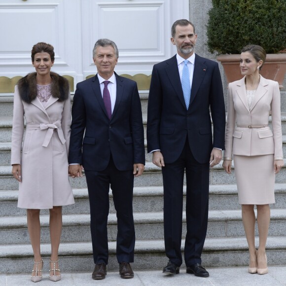 Le roi Felipe VI et la reine Letizia d'Espagne ont reçu le président argentin Mauricio Macri et son épouse Juliana Awada au palais de la Zarzuela lors de leur visite officielle le 22 février 2017, à Madrid.