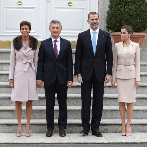 Le roi Felipe VI et la reine Letizia d'Espagne ont reçu le président argentin Mauricio Macri et son épouse Juliana Awada au palais de la Zarzuela lors de leur visite officielle le 22 février 2017, à Madrid.