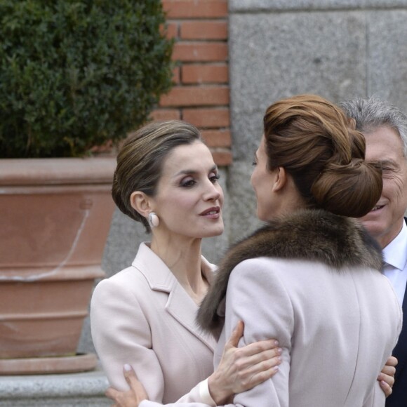 Le roi Felipe VI et la reine Letizia d'Espagne ont reçu le président argentin Mauricio Macri et son épouse Juliana Awada au palais de la Zarzuela lors de leur visite officielle le 22 février 2017, à Madrid.