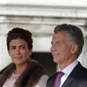 Le roi Felipe et la reine Letizia d'Espagne ont accueilli le président argentin Mauricio Macri et son épouse Juliana Awada en visite officielle le 22 février 2017 à l'occasion d'une cérémonie protocolaire organisée dans la cour de l'arsenal du palais royal, à Madrid.