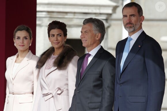 Le roi Felipe et la reine Letizia d'Espagne ont accueilli le président argentin Mauricio Macri et son épouse Juliana Awada en visite officielle le 22 février 2017 à l'occasion d'une cérémonie protocolaire organisée dans la cour de l'arsenal du palais royal, à Madrid.