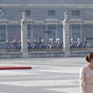 Le roi Felipe et la reine Letizia d'Espagne ont accueilli le président argentin Mauricio Macri et son épouse Juliana Awada en visite officielle le 22 février 2017 à l'occasion d'une cérémonie protocolaire organisée dans la cour de l'arsenal du palais royal, à Madrid.