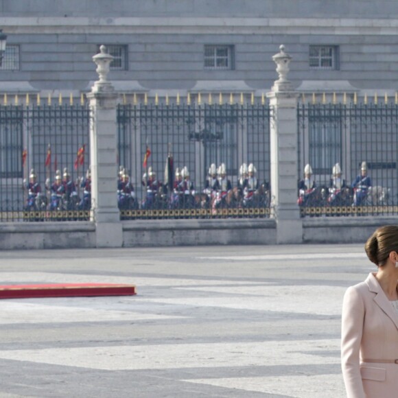 Le roi Felipe et la reine Letizia d'Espagne ont accueilli le président argentin Mauricio Macri et son épouse Juliana Awada en visite officielle le 22 février 2017 à l'occasion d'une cérémonie protocolaire organisée dans la cour de l'arsenal du palais royal, à Madrid.