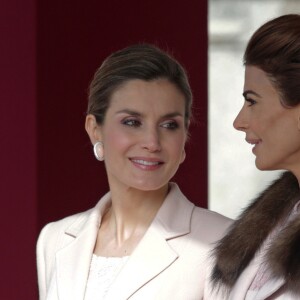 Le roi Felipe VI et la reine Letizia d'Espagne ont accueilli le président argentin Mauricio Macri et son épouse Juliana Awada en visite officielle le 22 février 2017 à l'occasion d'une cérémonie protocolaire organisée dans la cour de l'arsenal du palais royal, à Madrid.