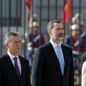 Le roi Felipe VI et la reine Letizia d'Espagne ont accueilli le président argentin Mauricio Macri et son épouse Juliana Awada en visite officielle le 22 février 2017 à l'occasion d'une cérémonie protocolaire organisée dans la cour de l'arsenal du palais royal, à Madrid.