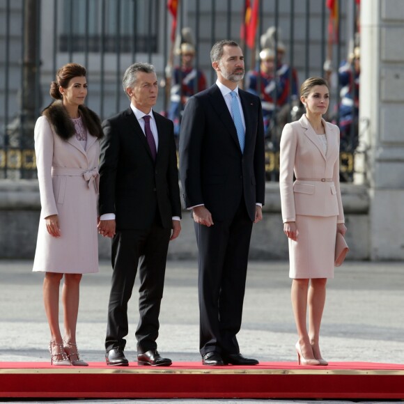 Le roi Felipe VI et la reine Letizia d'Espagne ont accueilli le président argentin Mauricio Macri et son épouse Juliana Awada en visite officielle le 22 février 2017 à l'occasion d'une cérémonie protocolaire organisée dans la cour de l'arsenal du palais royal, à Madrid.