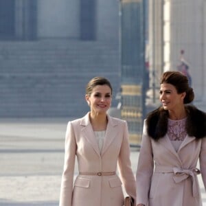 Le roi Felipe VI et la reine Letizia d'Espagne ont accueilli le président argentin Mauricio Macri et son épouse Juliana Awada en visite officielle le 22 février 2017 à l'occasion d'une cérémonie protocolaire organisée dans la cour de l'arsenal du palais royal, à Madrid.