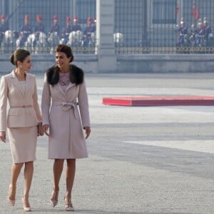 Le roi Felipe VI et la reine Letizia d'Espagne ont accueilli le président argentin Mauricio Macri et son épouse Juliana Awada en visite officielle le 22 février 2017 à l'occasion d'une cérémonie protocolaire organisée dans la cour de l'arsenal du palais royal, à Madrid.