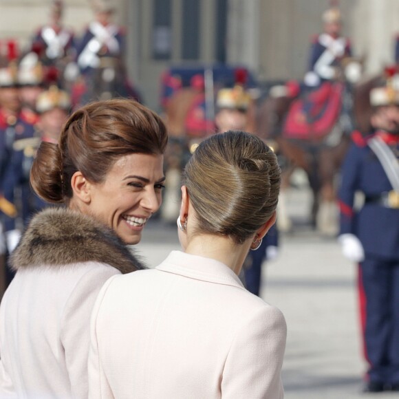 Le roi Felipe VI et la reine Letizia d'Espagne ont accueilli le président argentin Mauricio Macri et son épouse Juliana Awada en visite officielle le 22 février 2017 à l'occasion d'une cérémonie protocolaire organisée dans la cour de l'arsenal du palais royal, à Madrid.