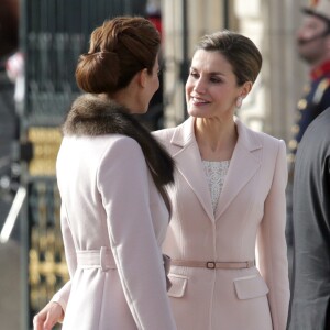 Le roi Felipe VI et la reine Letizia d'Espagne ont accueilli le président argentin Mauricio Macri et son épouse Juliana Awada en visite officielle le 22 février 2017 à l'occasion d'une cérémonie protocolaire organisée dans la cour de l'arsenal du palais royal, à Madrid.