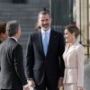 Le roi Felipe VI et la reine Letizia d'Espagne ont accueilli le président argentin Mauricio Macri et son épouse Juliana Awada en visite officielle le 22 février 2017 à l'occasion d'une cérémonie protocolaire organisée dans la cour de l'arsenal du palais royal, à Madrid.