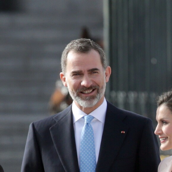 Le roi Felipe VI et la reine Letizia d'Espagne ont accueilli le président argentin Mauricio Macri et son épouse Juliana Awada en visite officielle le 22 février 2017 à l'occasion d'une cérémonie protocolaire organisée dans la cour de l'arsenal du palais royal, à Madrid.