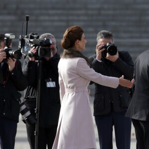 Le roi Felipe VI et la reine Letizia d'Espagne ont accueilli le président argentin Mauricio Macri et son épouse Juliana Awada en visite officielle le 22 février 2017 à l'occasion d'une cérémonie protocolaire organisée dans la cour de l'arsenal du palais royal, à Madrid.