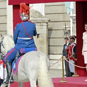 Le roi Felipe VI et la reine Letizia d'Espagne ont accueilli le président argentin Mauricio Macri et son épouse Juliana Awada en visite officielle le 22 février 2017 à l'occasion d'une cérémonie protocolaire organisée dans la cour de l'arsenal du palais royal, à Madrid.