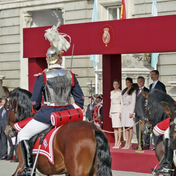 Le roi Felipe VI et la reine Letizia d'Espagne ont accueilli le président argentin Mauricio Macri et son épouse Juliana Awada en visite officielle le 22 février 2017 à l'occasion d'une cérémonie protocolaire organisée dans la cour de l'arsenal du palais royal, à Madrid.